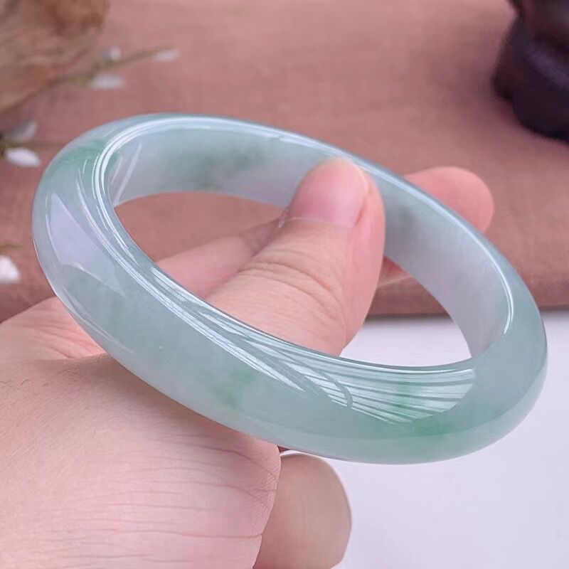 Bracelets - ميانمار، سوار من اليشم الزيتي الخفيف