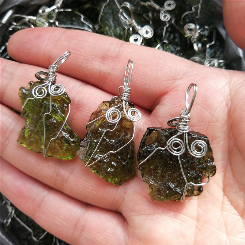1 قطعة رائجة البيع A ++ مولداف - مراجعة Crystal Pendant Necklace Natural Stone وسعره