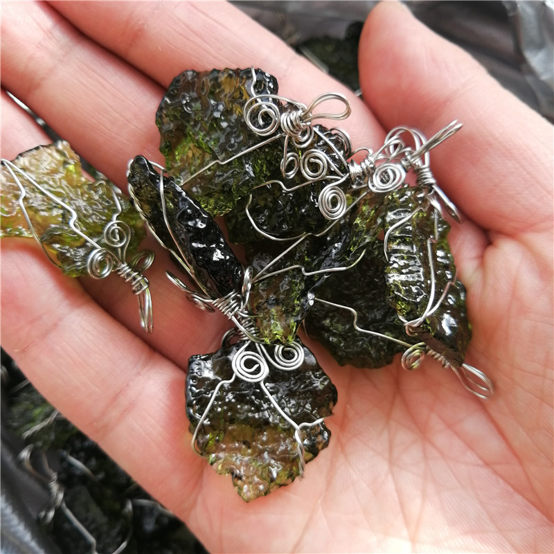 1 قطعة رائجة البيع A ++ مولداف - مراجعة Crystal Pendant Necklace Natural Stone وسعره